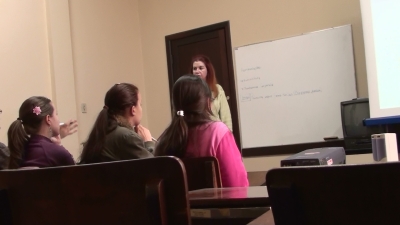 Dra. Selma respondendo as quest&otilde;es dos alunos